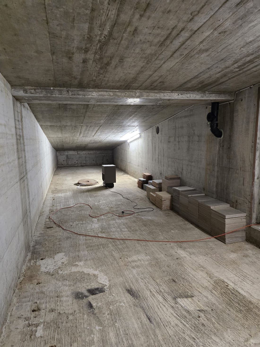 Sous-sol en béton en cours de déshumidification